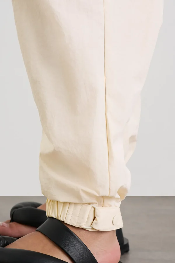 Belted Windbreak Pant 502