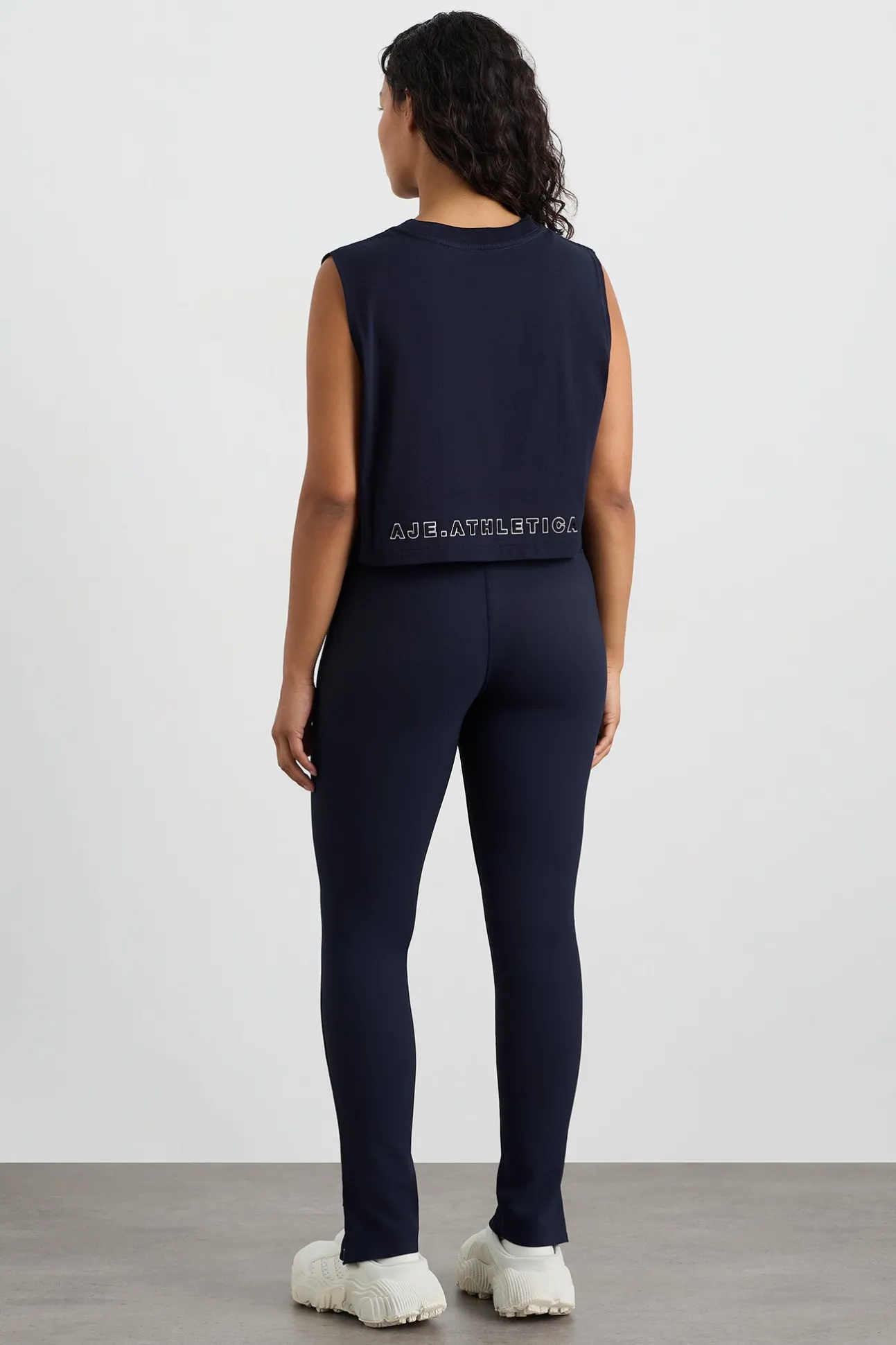 cropped_tank__9.webp Cropped Tank 106