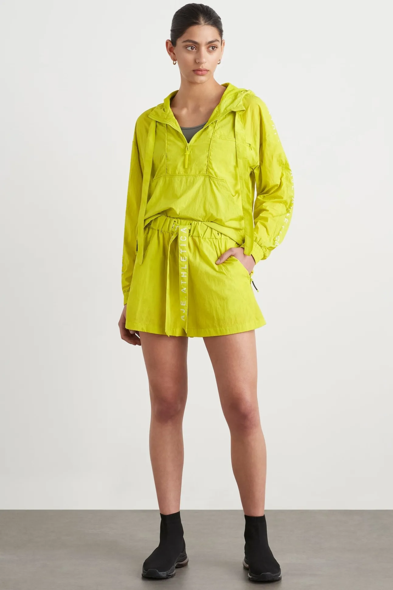 cropped_windbreaker_jacke_2.webp Cropped Windbreaker Jacket 702