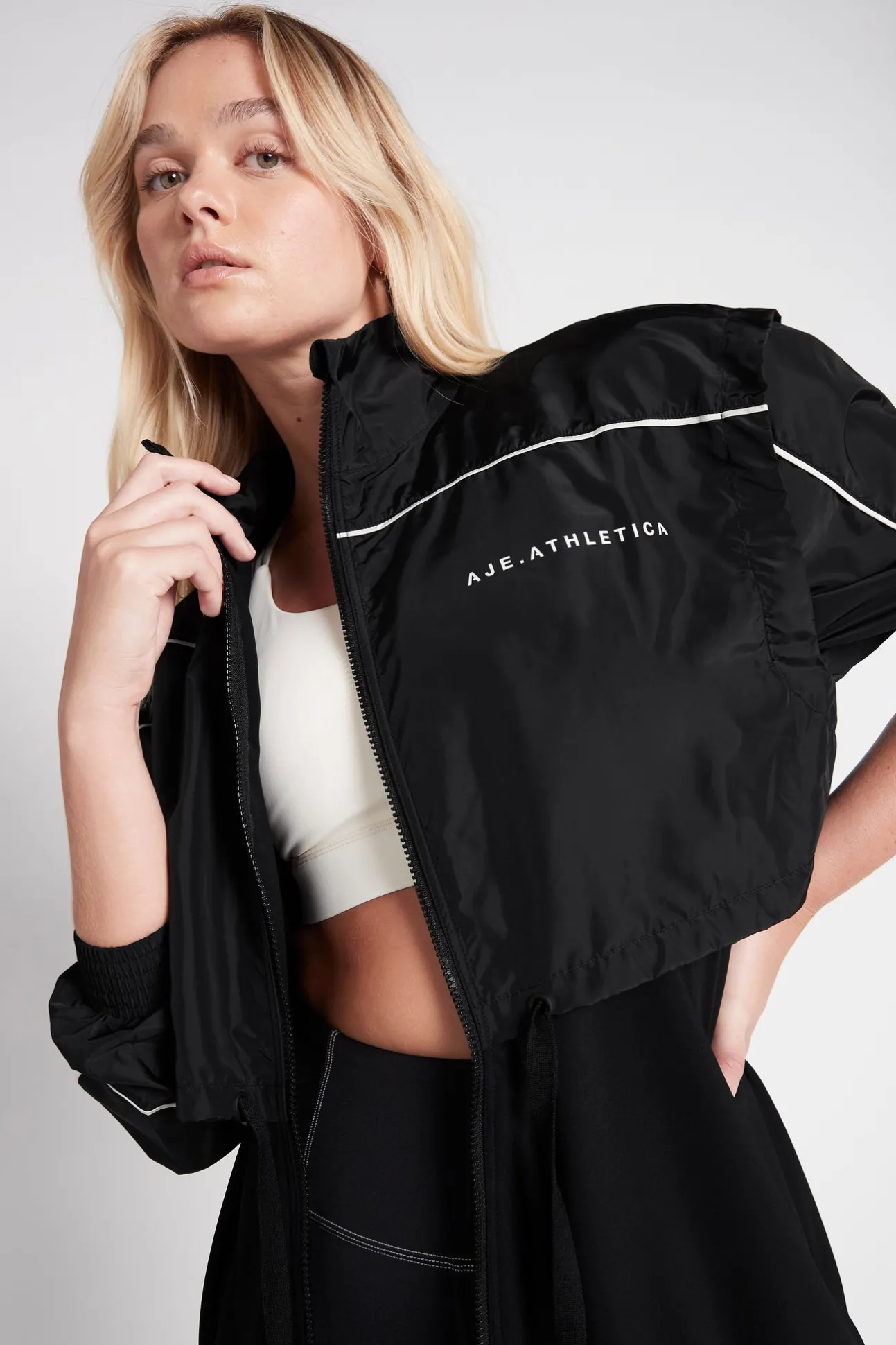essential_windbreaker_jac_0-1.webp Essential Windbreaker Jacket 718