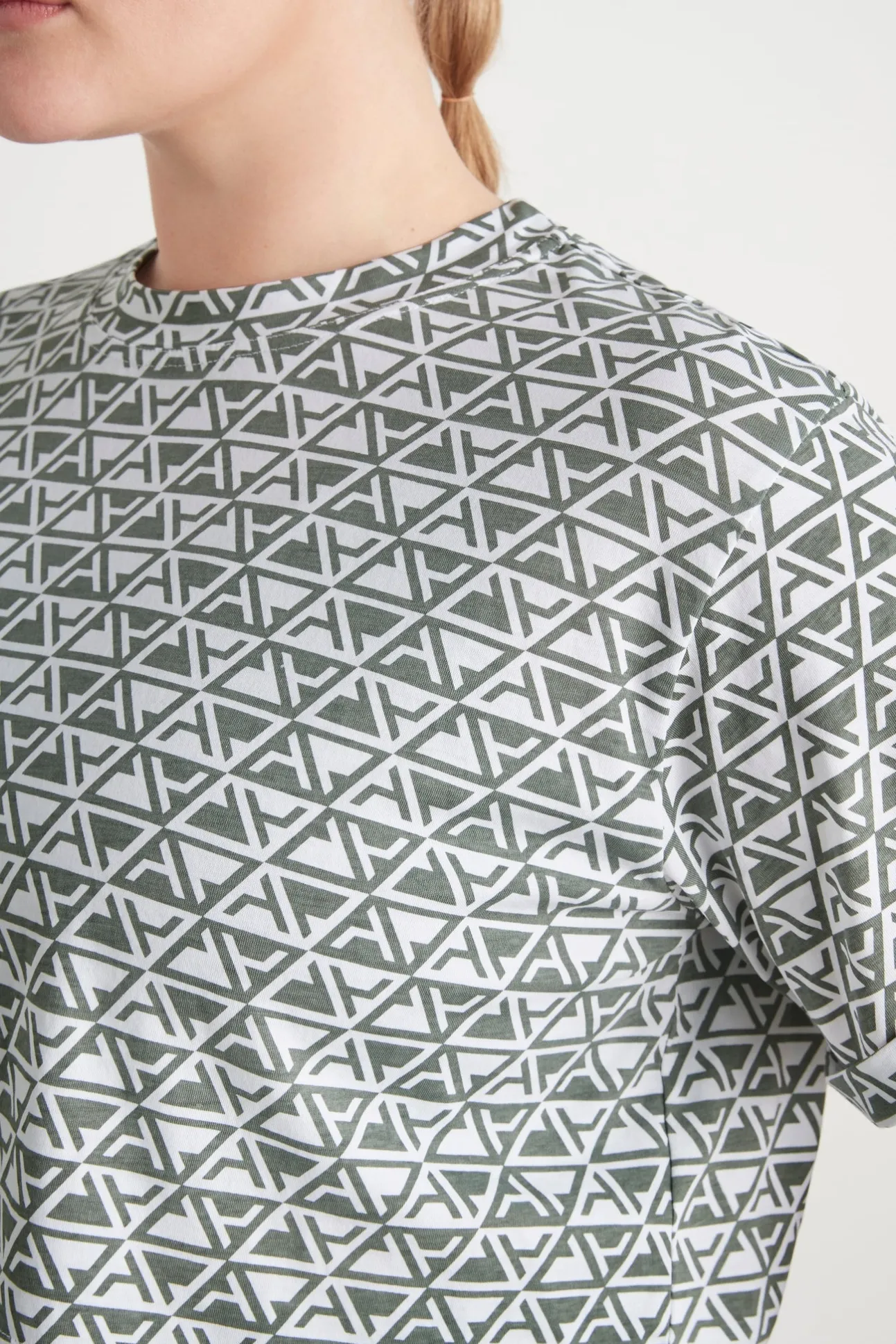 geo_print_crop_tshirt__12.webp Geo Print Crop T-Shirt 105