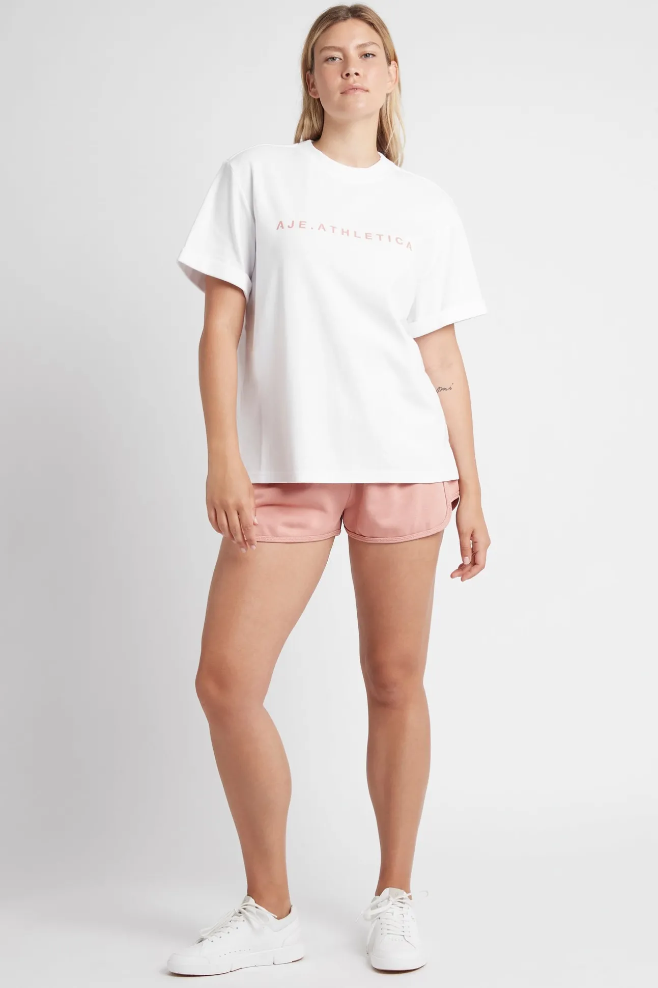 signature_logo_tshirt__10.webp Signature Logo T-Shirt 102