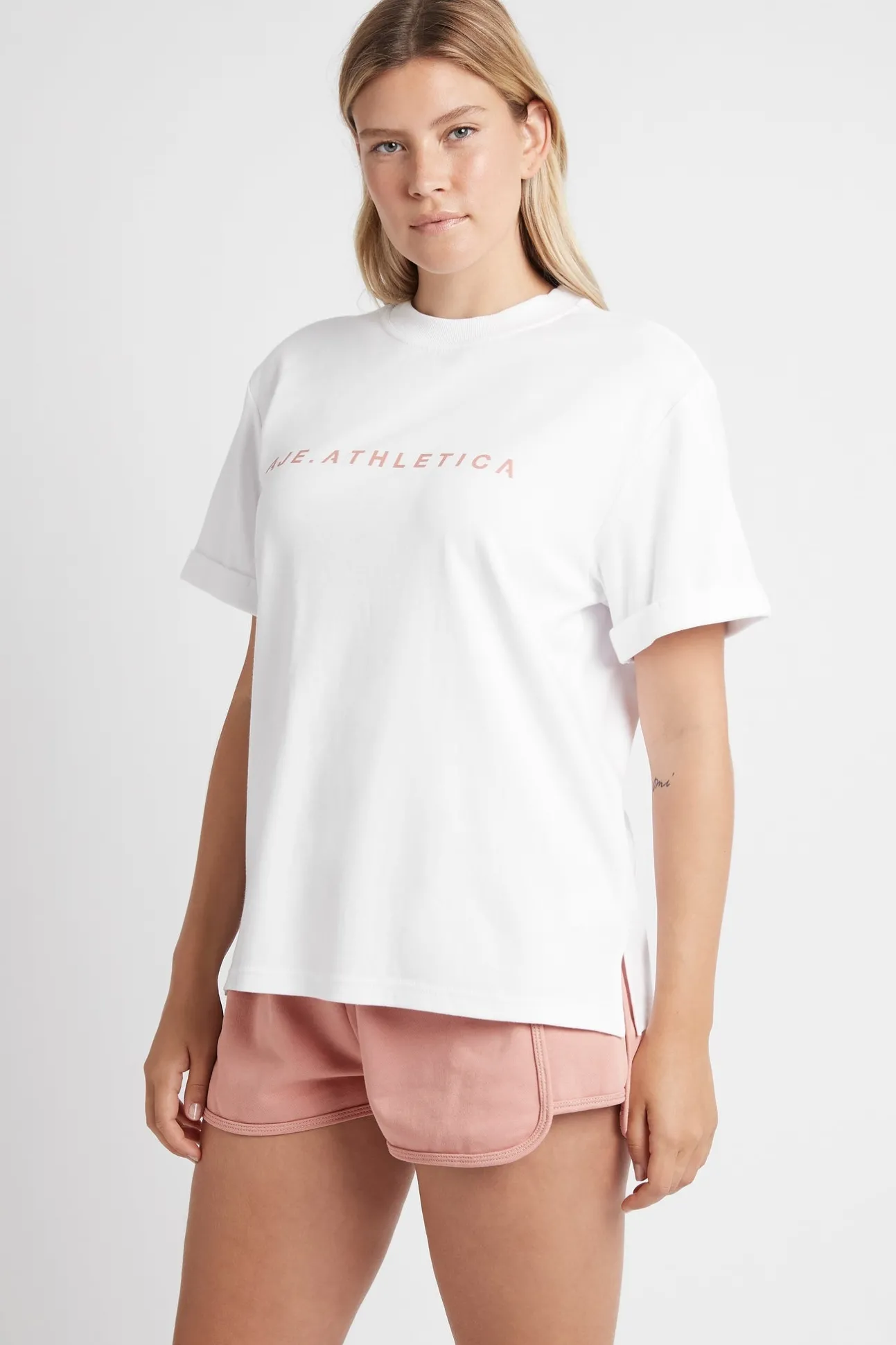 signature_logo_tshirt__7.webp Signature Logo T-Shirt 102