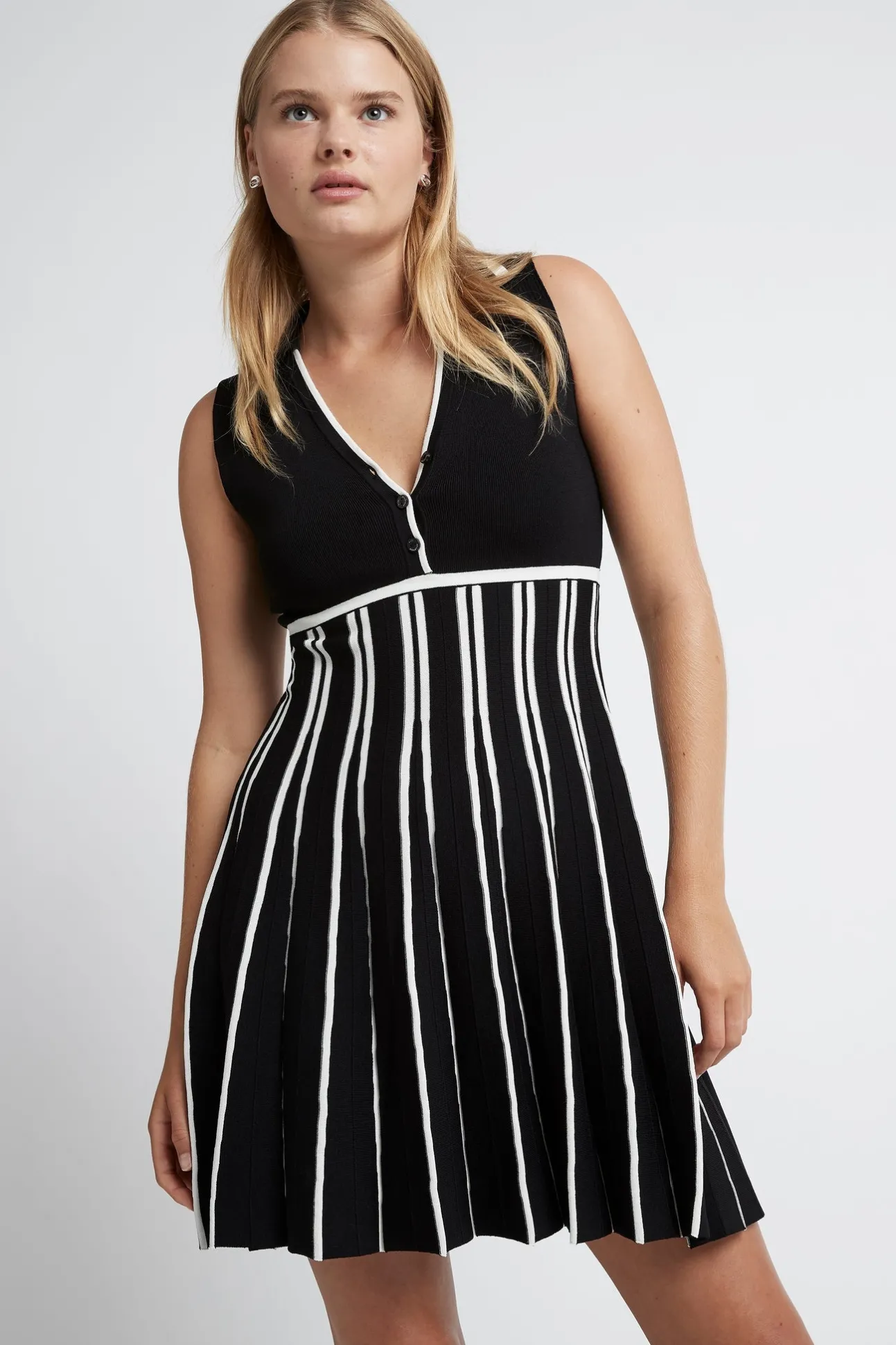 sleeveless_pleated_knit_m_3.webp Sleeveless Pleated Knit Mini Dress 801