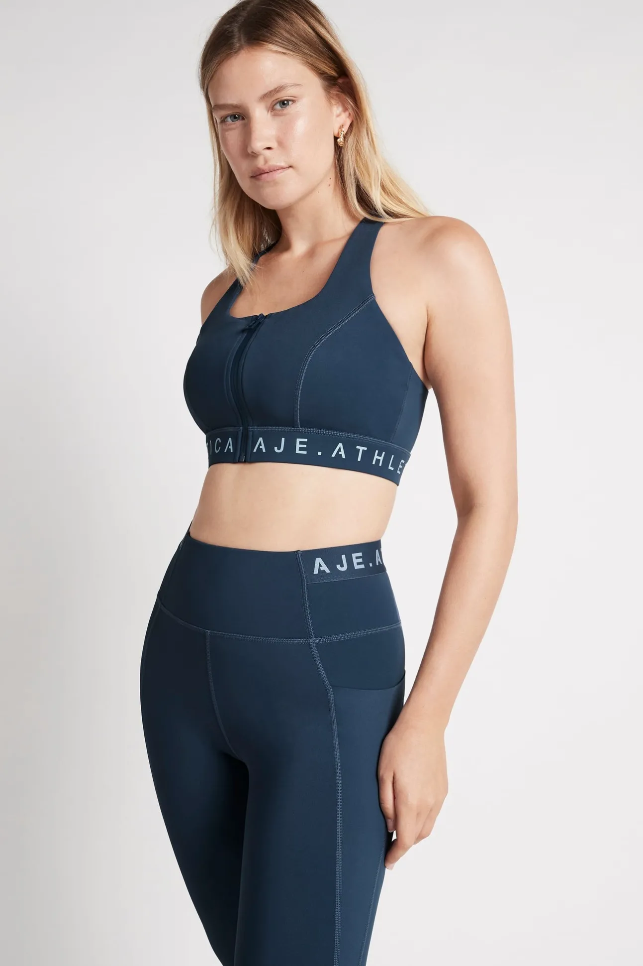 zip_front_logotape_sports_8-2.webp Zip Front Logotape Sports Bra 319
